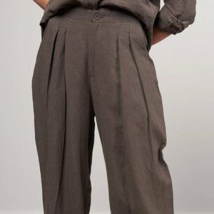 7115 By Szeki Pleated Trouser (Linen - Dark Oak)